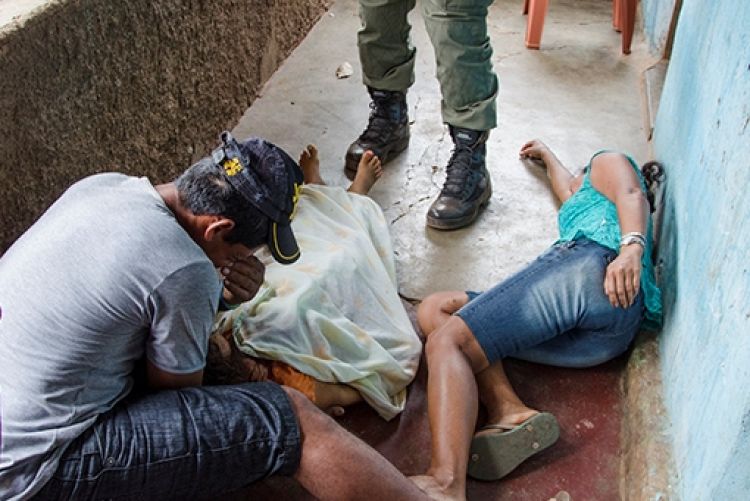 Pais se desesperam ao ver a filha morta. Fonte: Blogdocoveiro 