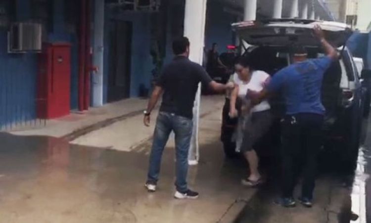 Carina chega para prestar depoimento no DEIC de São Bernardo do Campo