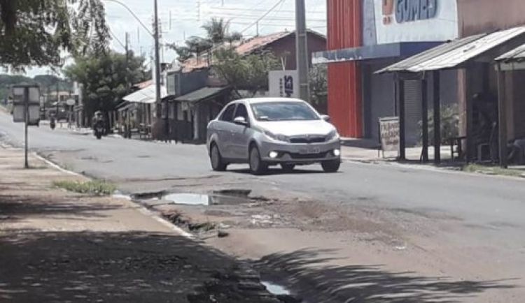 Buraco na BR-343 em Campo maior obriga carro andar plea contramão