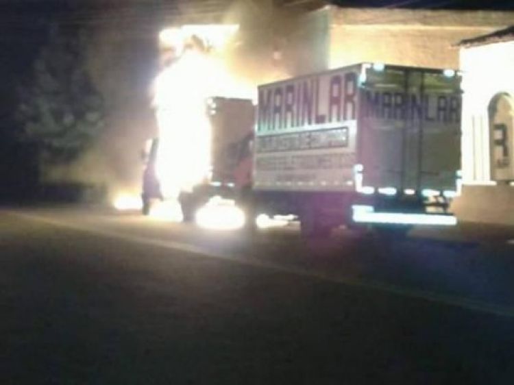 Fogo consumiu todo o carro. Polícia abriu inquérito para investigar