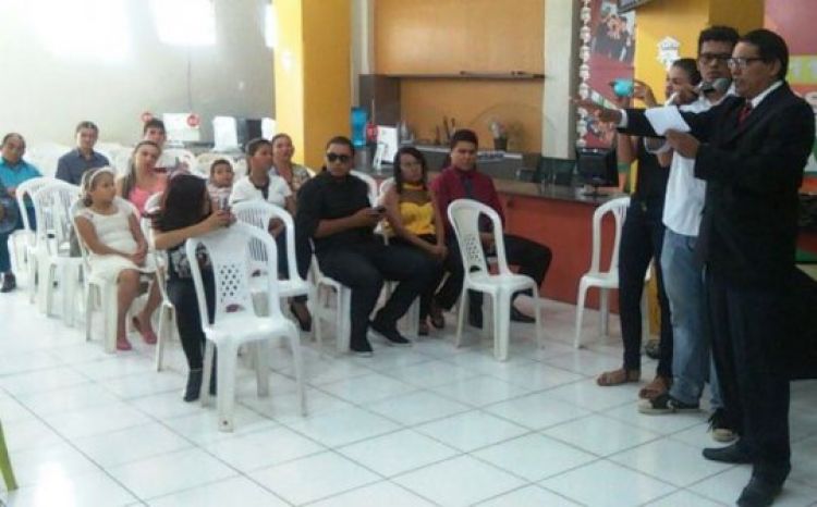 Assis Lima fazendo o juramento durante a solenidade de posse como conselheiro.