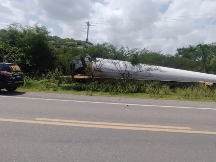 Carreta que carregava pá eólica tomba em rodovia no Piauí - Foto: Divulgação/PRF