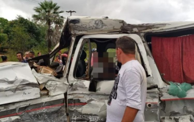 Colisão entre carreta e caminhonete deixa homem morto em Oeiras - Foto: Reprodução/Mural da Vila