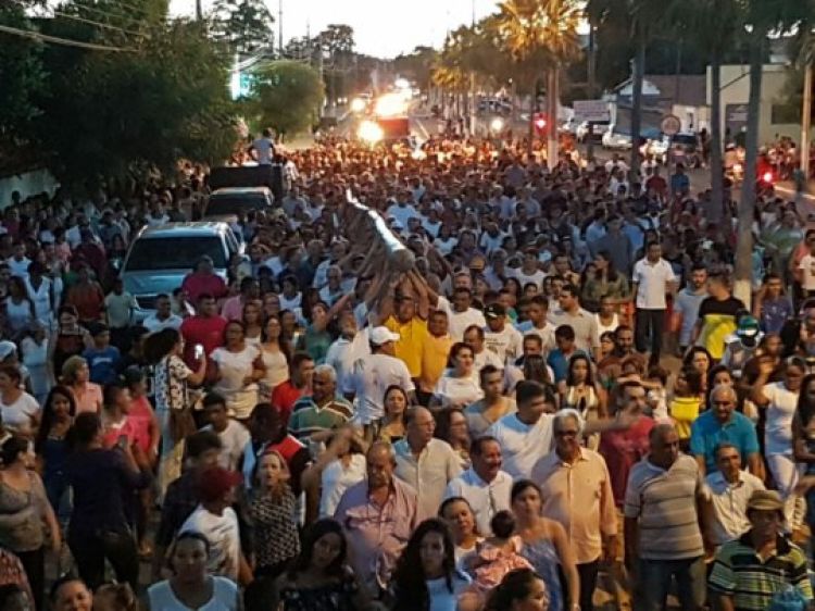 Fiéis acompanham a procissão em 2017. Foto: Em Foco