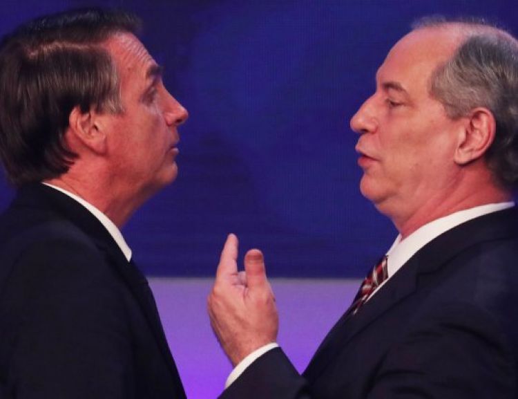 Os candidatos Jair Bolsonaro (PSL) e Ciro Gomes (PDT) conversam durante intervalo do debate presidencial promovido pela TV Bandeirantes - 10/08/2018 Paulo Whitaker/Reuters