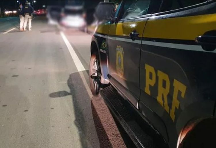 Dois são presos em flagrante ao tentar roubar carro com criança dentro e trocar tiros com a PRF em Teresina — Foto: Divulgação /PRF-PI