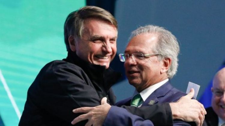 Guedes e Bolsonaro querem deixar salário mínimo e aposentadoria sem correção pela inflação.
Créditos: Foto: Alan Santos/PR
