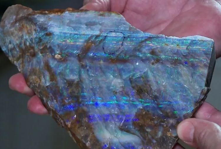 Pedras de opala carregam todas as cores do arco-íris — Foto: TV Clube