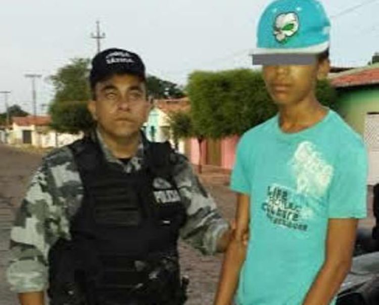 Elias Junior aparece em foto conduzindo o menor Gleison Vieira no dia da tragédia