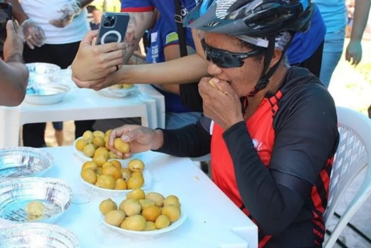 Mulher vence concurso de "maior roedor de pequi" em Piripiri, no Norte do Piauí — Foto: Divulgação/Prefeitura de Piripiri
