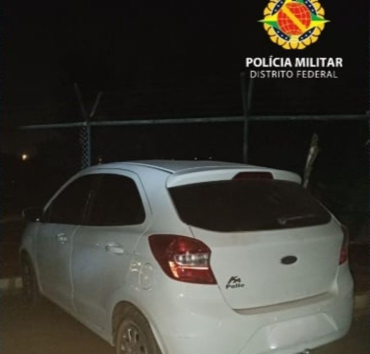 Carro onde o criminoso cometeu o ato - Foto: Reprodução 