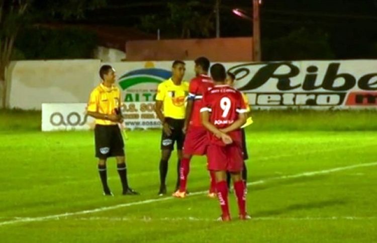 Árbitro e jogadores do River no centro do campo. E cadê a outra equipe?