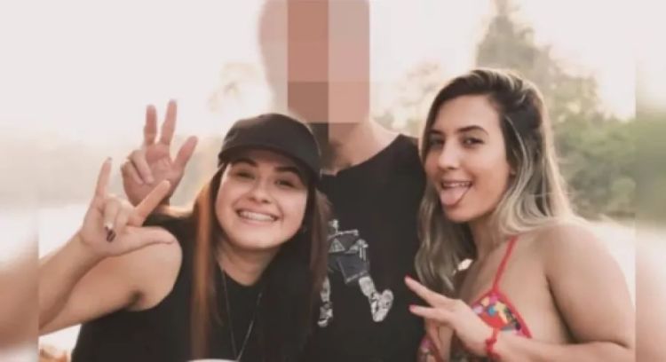 Imagem mostra candidata a vereadora e irmã fazendo gesto que simboliza um número associado a uma facção rival — Foto: Reprodução