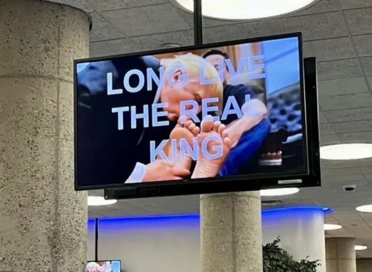 Vídeo gerado por inteligência artificial mostra Trump lambendo ops pés de Elon Musk— Foto: Reprodução/Redes Sociais