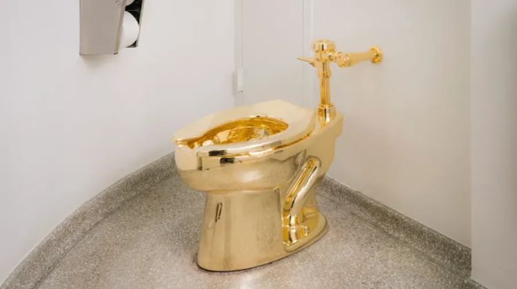 Imagem da peça América, uma privada de ouro do artista visual Maurizio Cattelan — Foto: Guggenheim.org