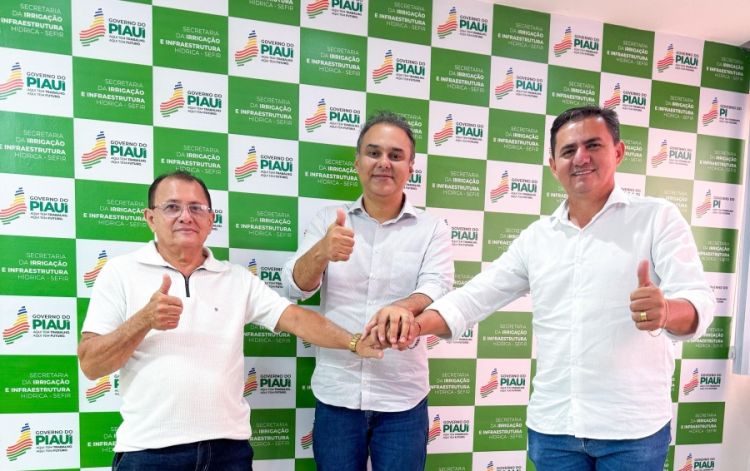 Na foto, Otoniel de mãos dadas com o deputado estadual Firmino Paulo e o prefeito Hilton Gomes