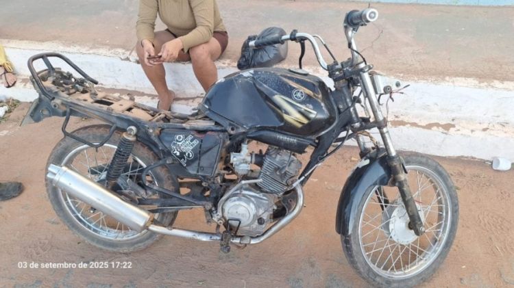 Motocicleta destruida - Foto: Reprodução 