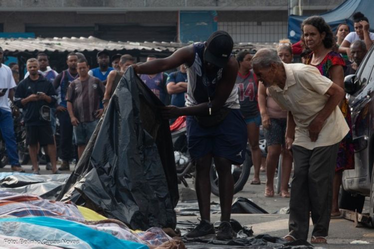 Idoso procura parente na Praça São Lucas — Foto: Betinho Casas Novas/TV Globo