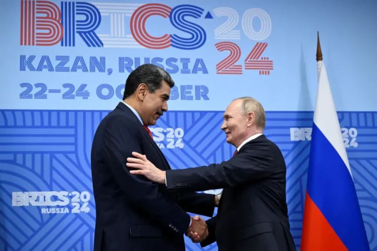 Presidente da Venezuela, Nicolás Maduro, cumprimenta Vladimir Putin durante reunião de cúpula do Brics em Kazan, na Rússia 