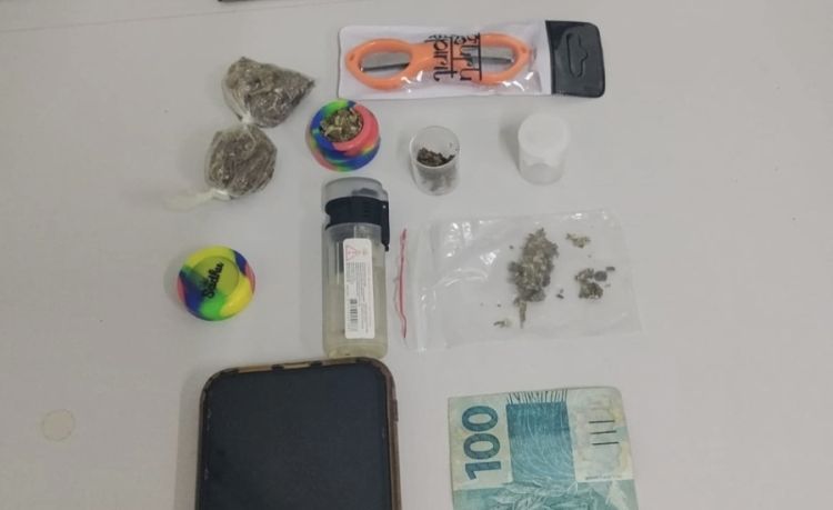 Porção de maconha apreendida com o conselheiro tutelar Porção de maconha apreendida com o conselheiro tutelar
