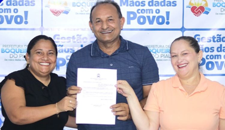 Na foto, Genir empossando Solteiro como CHEFE de Gabinete. Ao lado, sua esposa Luciene, vice-prefeita