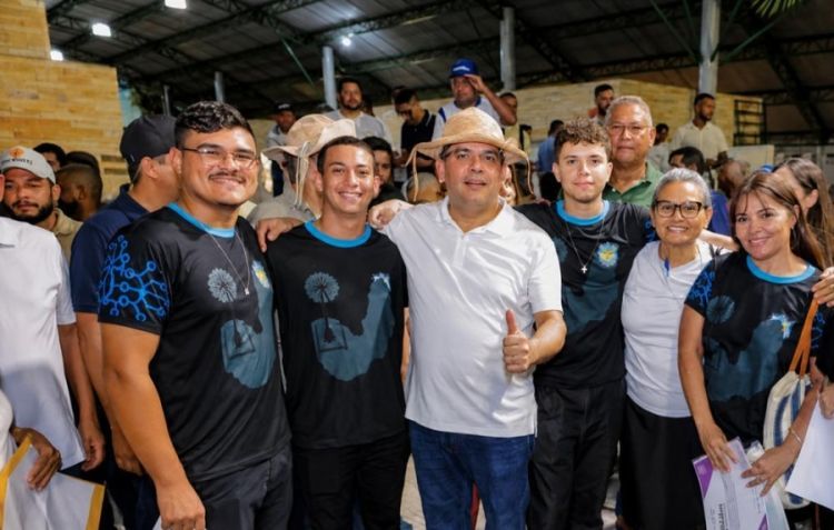 Os estudantes com o Governador Rafael Fonteles que garantiu apoio ao projeto