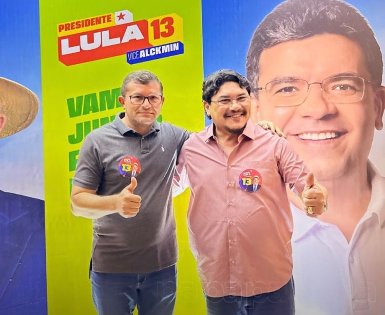 Na foto, o Prefeito Maxwell da Mariinha aparece ao lado do vereador Ronivon de Assunção do Piauí, ambos com adesivo do Lula. 
