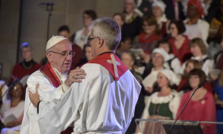 Papa Francisco cumprimenta o secretário-geral da Federação Luterana Mundial, Martin Junge.