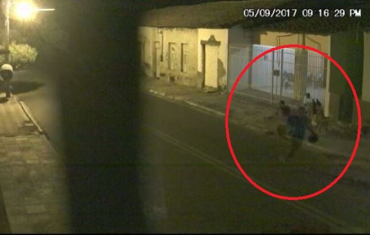 Momento que ele foge levando o celular e a vítima correndo para evitar