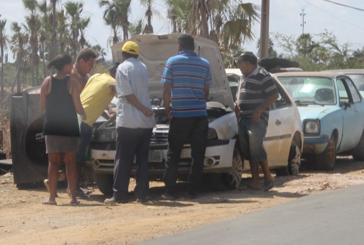 Na foto aparece o motorista de boné preto, e os dois passageiros, um de boné amarelo e o outro de camisa amarela. Todos saíram ilesos. 