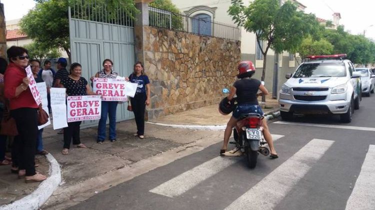 Manifestantes se concentraram em frente a entrada principal do Colégio Patronato Nossa Senhora de Lourdes
