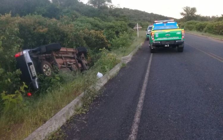 Suspeitaram capotaram um veículo, trocaram tiros com a polícia e fugiram pelo mato. Fotos: Ronaldo Mota/Tribunaemfoco/Divulgação PC/PRF