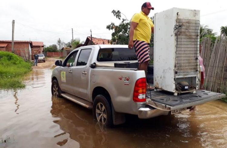 Carro da prefeitura retira as primeiras famílias em casas alagadas em 2019